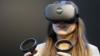 Женщина носит черную гарнитуру Oculus Quest первого поколения