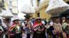 Коренные аймара исполняют народную музыку в Ла-Пасе