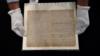 Аукционист держит письмо, написанное в соавторстве голландским художником Винсентом Ван Гогом и французским художником Полем Гогеном