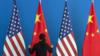 Женщина устанавливает флаги Китая и США в Пекине, 2014 г.