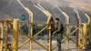 10 ноября 2019 г. израильский солдат закрывает пограничные ворота на израильской стороне границы на участке долины реки Иордан в Нахараим, также известном как Бакура в Иордании, к востоку от реки Иордан