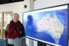 Профессор Линдалл Райан с экраном, показывающим карту резни на границе Австралии
