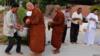 Монахи в Накхонратчасиме отмечают фестиваль Магха Пуджа