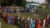 Индийские избиратели выстраиваются в очередь, чтобы проголосовать в избирательном центре на заключительном этапе выборов в государственное собрание в деревне Такургандж Бихара в районе Кишангандж 5 ноября 2015 года.