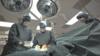 Медсестра, хирург и анестезиолог проводят операцию
