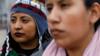 Ката Сантьяго (слева), 20-летняя получательница Daca, которая мигрировала с родителями из Мексики, стоит с другими получателями в Battery Park, Нью-Йорк, 15 февраля 2018 г.