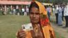 Избиратель держит палец с татуировкой после того, как проголосовал во время третьего этапа голосования на выборах в Скупщину Бихара, в избирательном округе Махува в районе Вайшали, 7 ноября 2020 года в Бихаре, Индия.