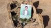 Могила Али Заида Хусейна Тайиба, одного из йеменских школьников, убитых в результате авиаудара возглавляемой Саудовской Аравией коалиции по автобусу в Дахайяне 9 августа 2018 года