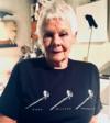 Дама Джуди Денч в футболке Фонда Марка Милсома