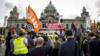 Рабочие и профсоюзные активисты Harland and Wolff протестуют перед зданием мэрии Белфаста