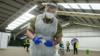 Солдат помогает в центре массового тестирования на коронавирус в Ливерпуле
