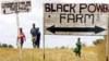 Знак для фермы, занятой во время программы земельной реформы Зимбабве в 2000 году