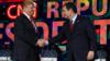 Сенатор Тед Круз (справа) пожимает руку Дональду Трампу (слева) в Лас-Вегасе, штат Невада, в начале этого года.