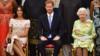 Меган, герцогиня Сассекская, британский принц Гарри, герцог Сассекский и королева Великобритании Елизавета II позируют фотографу во время церемонии награждения молодых лидеров королевы 26 июня 2018 г.