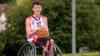 Оскар Найт держит баскетбол в инвалидной коляске