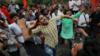 Активисты из Akhil Bharatiya Vidyarthi Parishad (ABVP), студенческого крыла правящей партии Индии Bharatiya Janata (BJP), отмечают отмену правительством особого статуса Кашмира в Нью-Дели, Индия, 5 августа 2019 года.
