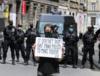 Протестующий перед полицией в Сараево держит плакат с надписью: «Не нужно много фашистов, чтобы создать фашизм». Фото: 16 мая 2020 г.