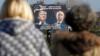 Рекламный щит с изображениями избранного президента США Дональда Трампа и президента России Владимира Путина сквозь пешеходов в Даниловграде, Черногория, 16 ноября 2016 года.