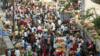 Люди нарушают нормы социального дистанцирования на овощном рынке в Агам Куан возле Шитла Мандир в Патне 17 апреля