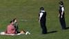 Полиция разговаривает с парой в лондонском парке