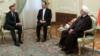 Посланник Франции Эммануэль Бонн (слева) разговаривает с президентом Ирана Хасаном Рухани в Тегеране 10 июля 2019 г.