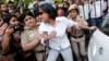 Протестующий арестован полицией у здания Верховного суда Индии