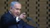 Г-н Нетаньяху указывает на толпу с трибуны на этом снимке от 10 октября