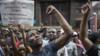 Студенты выкрикивают лозунги перед штаб-квартирой правящей партии Африканского национального конгресса (АНК) 22 октября 2015 года в Йоханнесбурге, Южная Африка, во время демонстрации против повышения платы за обучение