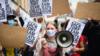 Люди принимают участие в акции протеста перед Министерством образования в Вестминстере, Лондон
