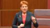 Австралийский политик Полин Хэнсон выступает с речью в австралийском парламенте