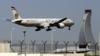 Самолет Etihad Airways готовится к приземлению в аэропорту Абу-Даби в Объединенных Арабских Эмиратах