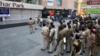 Полиция стоит на страже возле торгового центра в Гуджарате