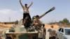 Ливийские солдаты захватывают танк ополченцев генерала Хафтара в Триполи 4 июня 2020 года.