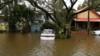 Паводковые воды затопляют улицу в городе Лисмор в Новом Южном Уэльсе