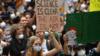 Люди протестуют во время демонстрации по чрезвычайным ситуациям с изменением климата под названием «Новый Южный Уэльс горит, Сидней задыхается», организованной Студентами Университета за климатическое правосудие в Сиднее, Австралия, 11 декабря 2019 г.