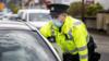 Гарда (ирландский полицейский) проводит выборочную проверку автомобилей на границе Донегол / Лондондерри.