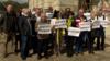 Акция протеста Stormont со стороны жертв исторических злоупотреблений в учреждениях в апреле 2017 года