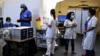 Файловая фотография медицинских работников во время пандемии коронавируса в Париже