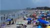 Многолюдный пляж во Флориде 4 июля