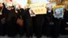 Иранские женщины держат антиамериканские плакаты на акции протеста у посольства Великобритании в Тегеране, Иран (12 января 2020 г.)