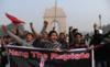 Индийские демонстранты выкрикивают лозунги во время акции протеста, призывающей к большей безопасности женщин после изнасилования студента на прошлой неделе, перед памятником Ворот Индии в Нью-Дели 23 декабря 2012 года.