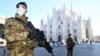 Вооруженные итальянские солдаты в масках у собора Дуомо в Милане, 24 фев 2020
