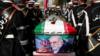 Иранские войска держат гроб Мохсена Фахризаде на похоронной церемонии в Тегеране (30 ноября 2020 г.)