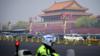 Полицейский едет на своем мотоцикле, патрулируя возле площади Тяньаньмэнь в Пекине 27 марта 2018 года.