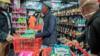 Клиенты покупают алкоголь в магазине спиртных напитков в Мелвилле, Йоханнесбург