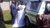 Невеста садится в полицейскую машину