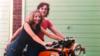 Крис Фармер и Пета Фрэмптон сфотографировались с мотоциклом Криса перед тем, как отправиться в путешествие