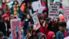 Женщины протестуют против сексуального насилия на женской забастовке