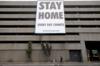 Табличка с надписью «Оставайся дома»