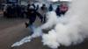 ОМОН пинает демонстрантов баллончиком со слезоточивым газом во время акции протеста против переизбрания президента Гондураса Хуана Орландо Эрнандеса в Тегусигальпе, Гондурас, 20 января 2018 г.